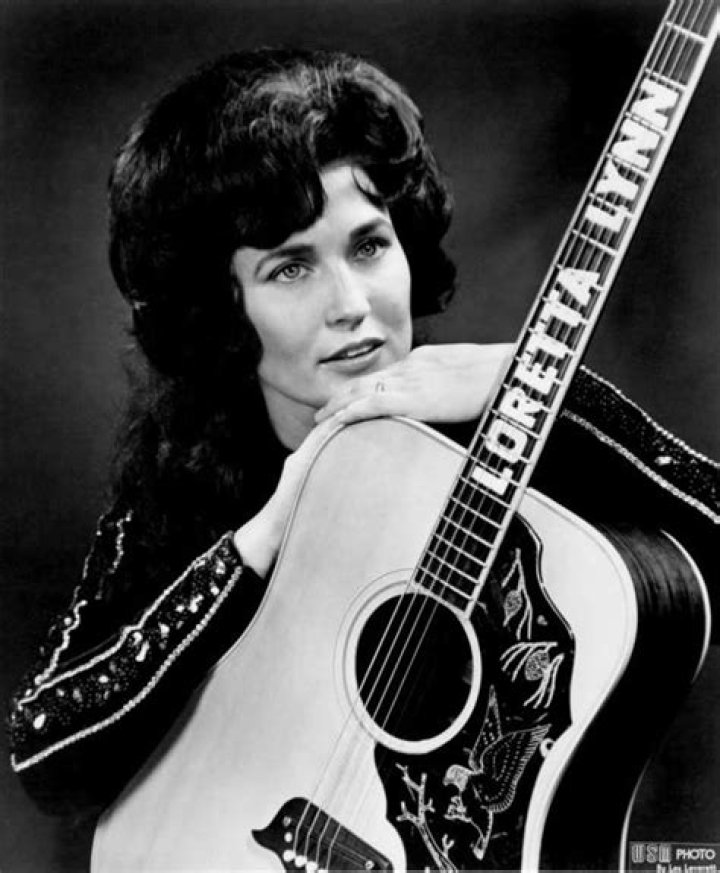 Loretta Lynn: A Glimpse into Her Young Years Through Pictures